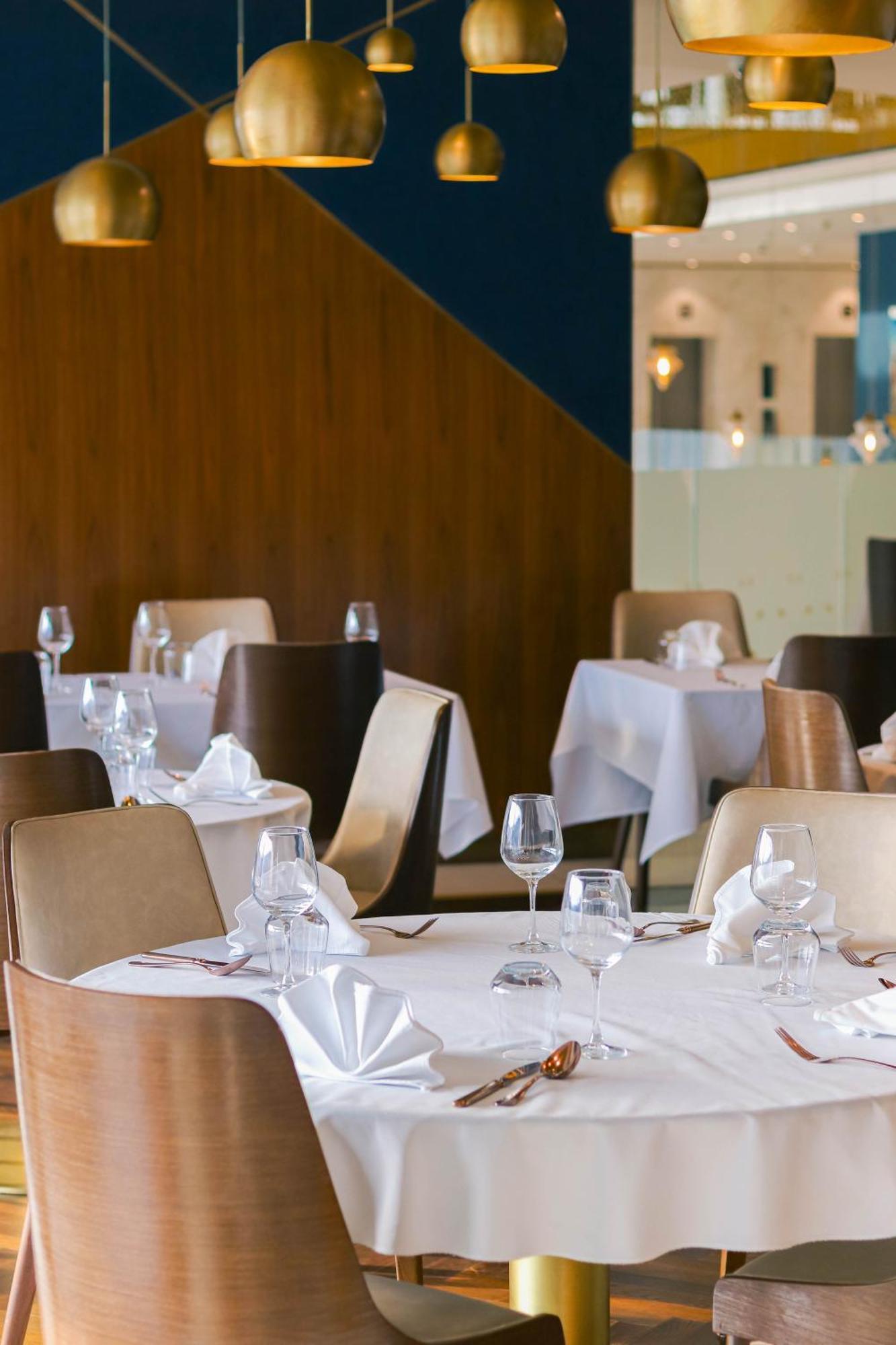 Swissotel SJJ Buitenkant foto Restaurant interior