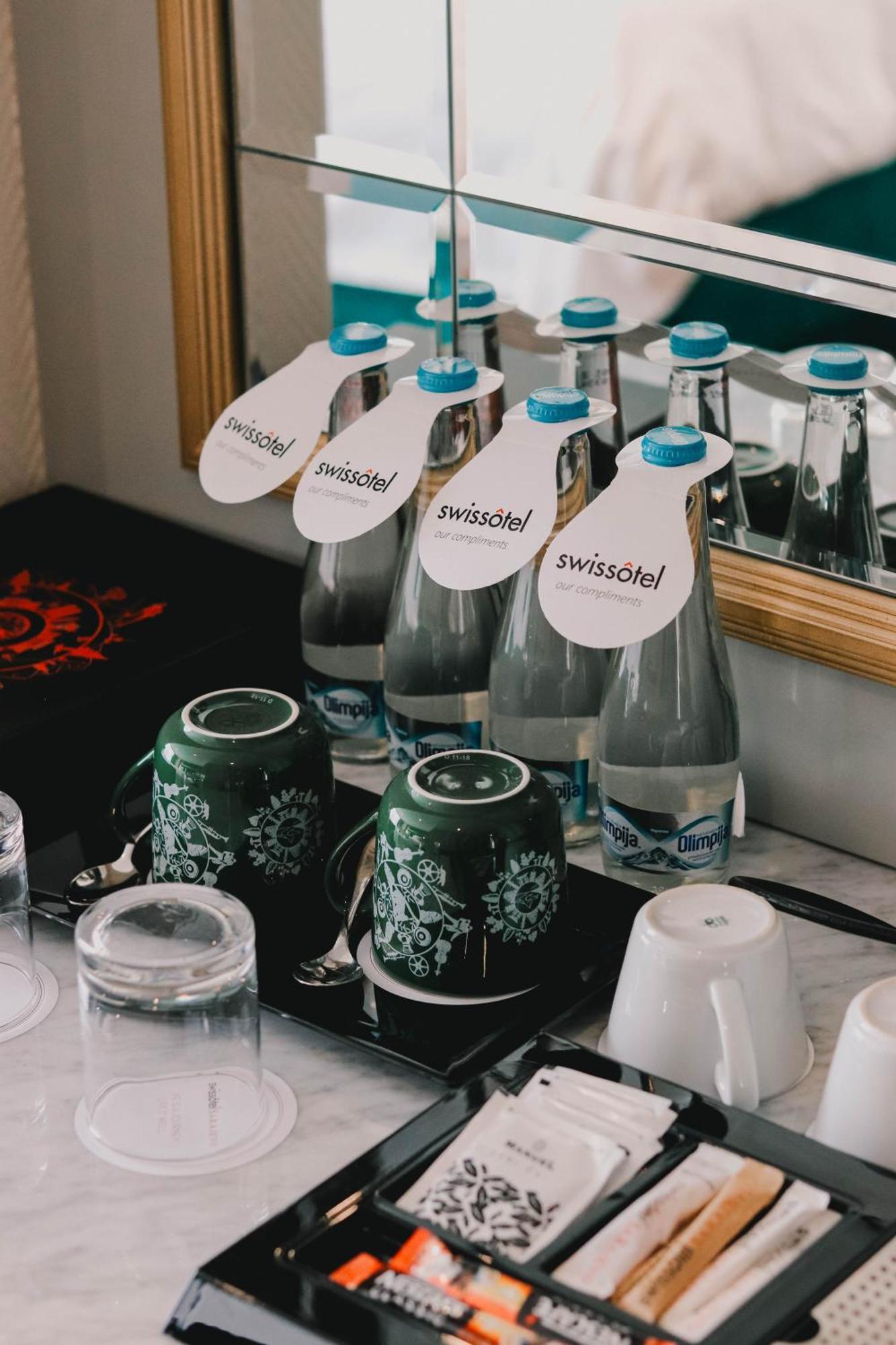 Swissotel SJJ Buitenkant foto Bottles of Swissotel water