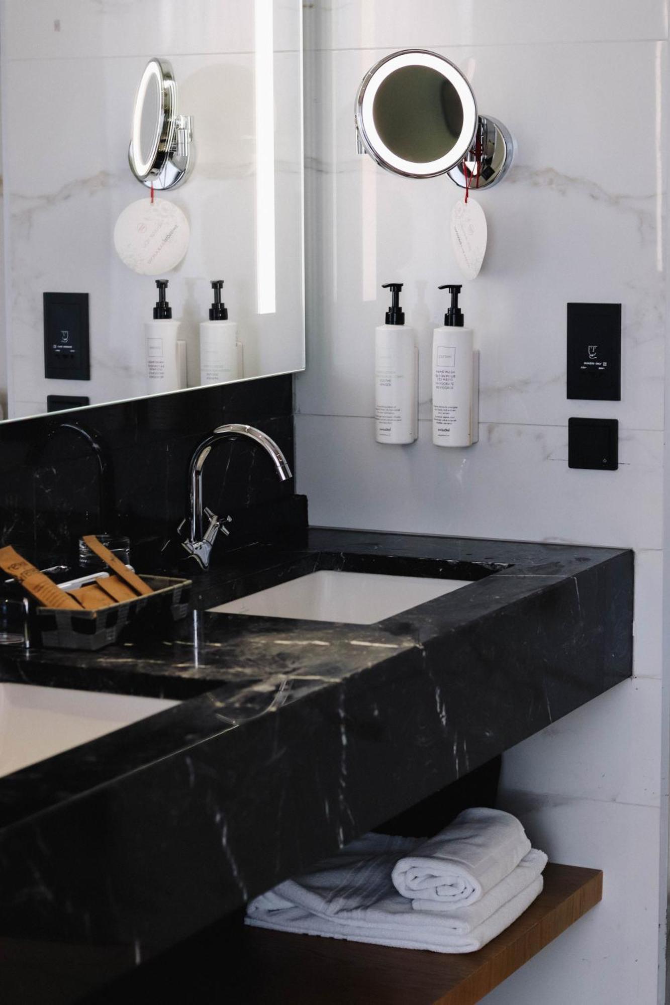 Swissotel SJJ Buitenkant foto A bathroom with a built-in sink