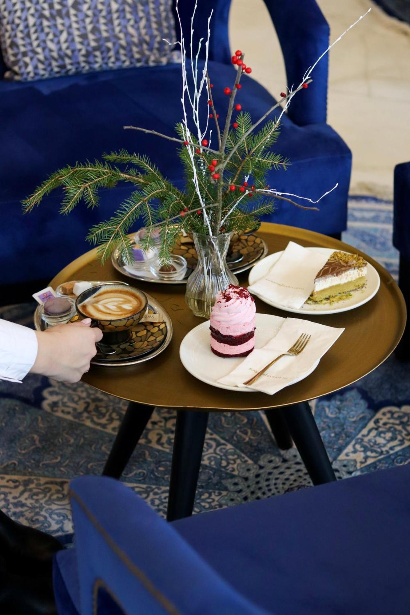 Swissotel SJJ Buitenkant foto A selection of cakes and coffee