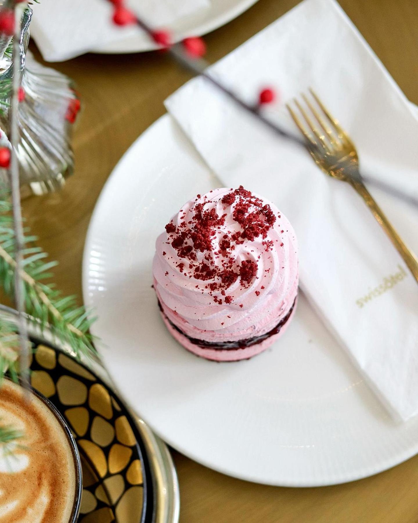 Swissotel SJJ Buitenkant foto A cupcake