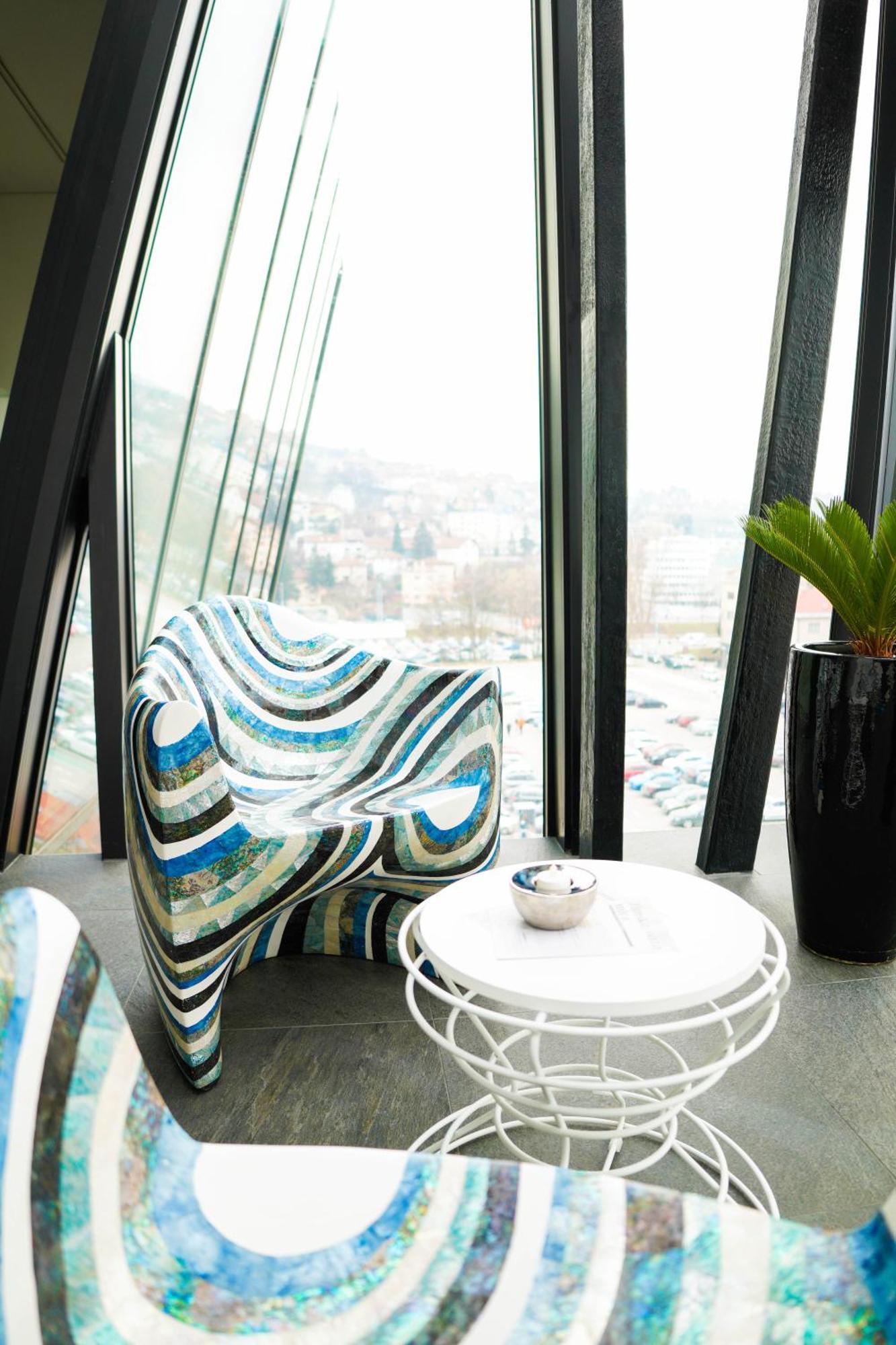 Swissotel SJJ Buitenkant foto Chair by Karman